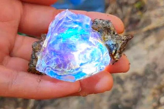 Man Finds Rare Stone On Beach - When Jeweler Sees It, He Says "You're Not Supposed To Have This"